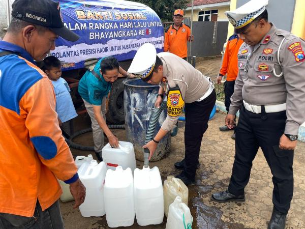 Satlantas Polres Probolinggo Sambut Harlantas Dengan Baksos Air Bersih