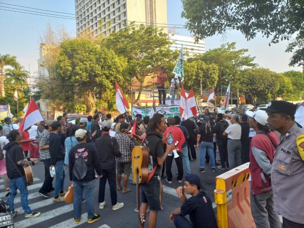 Datangi DPRD Surabaya, Ratusan Orang Deklarasi Coblos Kotak Kosong, Ada Apa?