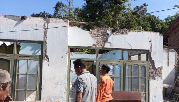 Rumah Aki Darman di Banjarsari Ciamis Ambruk