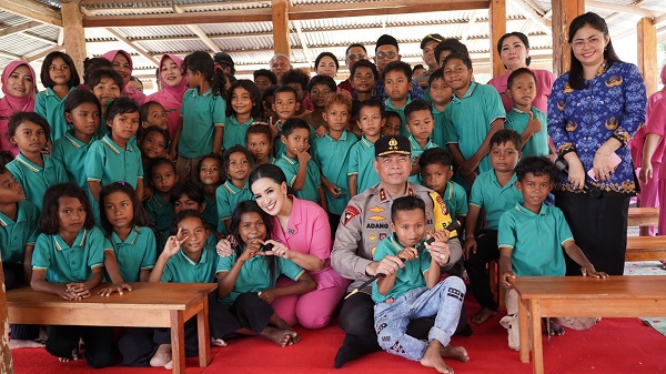 Kapolda dan Ketua PD Bhayangkari Sulbar Menyapa Anak Bungu dan Bagikan Baksos di Desa Saluraya