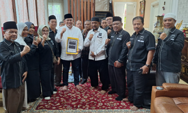 Kunjungi Rumah H Abdul Rahman, Partai Masyumi Langsung Serahkan Surat Dukungan Rahman - Guntur