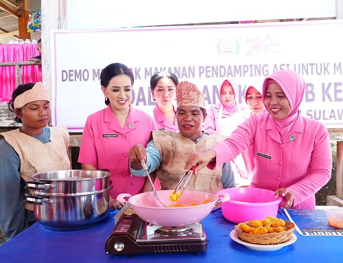 Bhayangkari Sulbar Gelar Demo Masak Nugget Ikan Kembung untuk Cegah Stunting di Pasangkayu