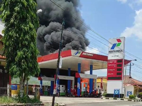 Diduga Konsleting Listrik, 2 Mobil Terbakar Hebat di SPBU Banyumas