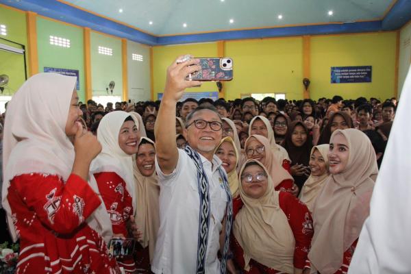 Mendag Zulkifli Hasan Ajak Generasi Muda Cintai Produk Lokal, Begini Pesannya di SMAN 3 Surabaya