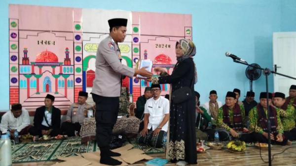 Momen Peringatan Maulid Nabi Muhammad SAW, Polisi di Tasikmalaya Sedeqahkan Kitab