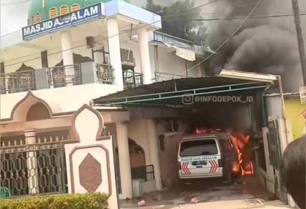 Kebakaran Usai Salat Jumat, Ambulans Masjid Assalam Depok Hangus Terbakar