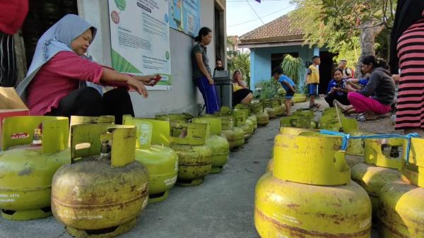 Kelangkaan Elpiji Tiga Kilogram di Kota Kediri, Antrean Mengular