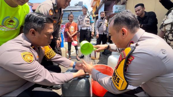 Terdampak Kemarau Panjang, Polres Pelabuhan Makassar Salurkan Bantuan Air Bersih dan Paket Sembako