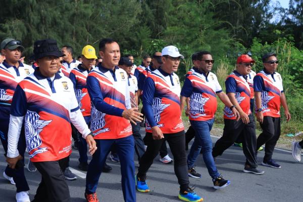 Jalan Sehat di Pantai Holtekamp, Polda Papua Sambut HUT Lalu Lintas Polri dan Bhayangkari