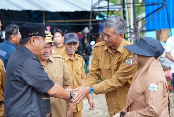 Pj Bahtiar Serahkan Benih Udang Vaname di Desa Bonda Mamuju