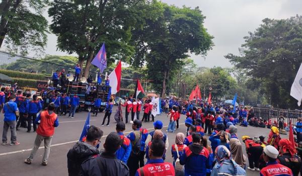 Demo di Depan Gedung Sate, Buruh Sebut UMP dan UMK 2024 Belum Penuhi Rasa Keadilan