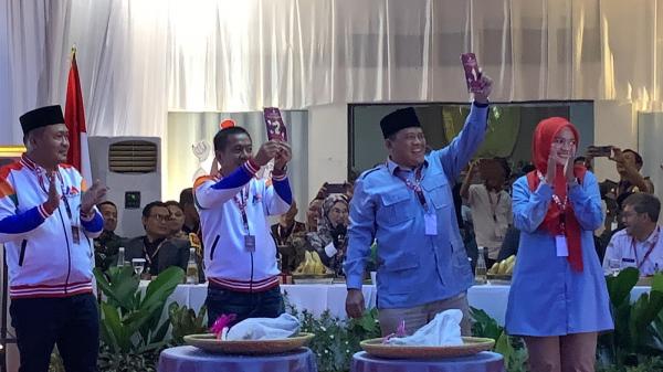 Telur dan Ayam Penentu Nomor Urut Saat Prosesi Pengundian Pasangan Calon Bupati di KPU Karawang