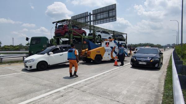 Berhenti untuk Melihat Google Maps, Mobil Sedan Diseruduk Truk di Tol Boyolali