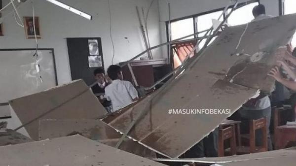 Atap Kelas SMAN 19 Bekasi Ambruk Akibat Angin Kencang