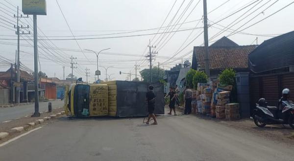 Truk Boks Muat Dagangan Minimarket Terguling di Jombang, Jalur Dialihkan ke Bypass Mojoagung