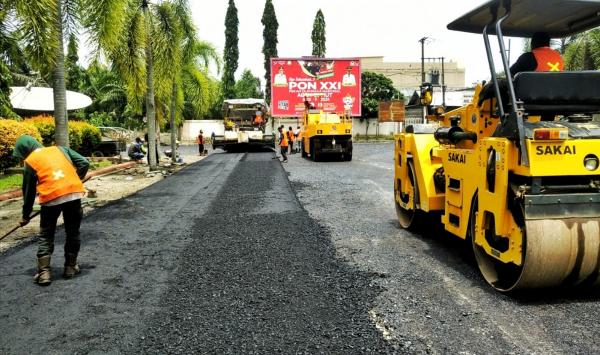 PUPR Mulai Aspal Halaman Kantor Bupati Aceh Barat