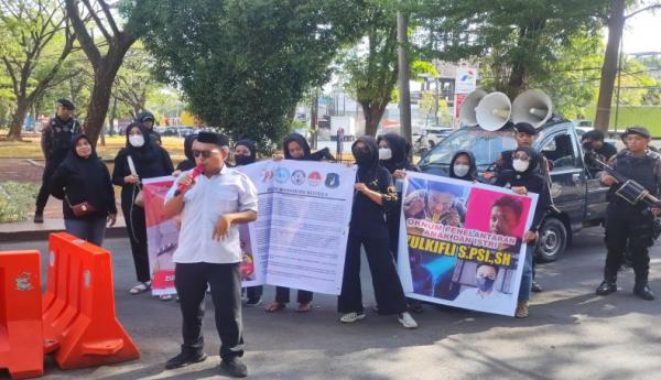 Puluhan Massa Unras di Polda Sulsel, Tuntut Aipda Z yang Terlantarkan Isteri dan Anak Dipecat