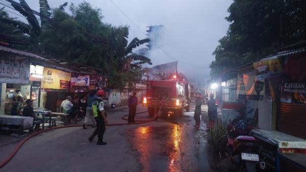 Pabrik Bahan Baku Pembuatan Lilin di Tambun Habis Terbakar