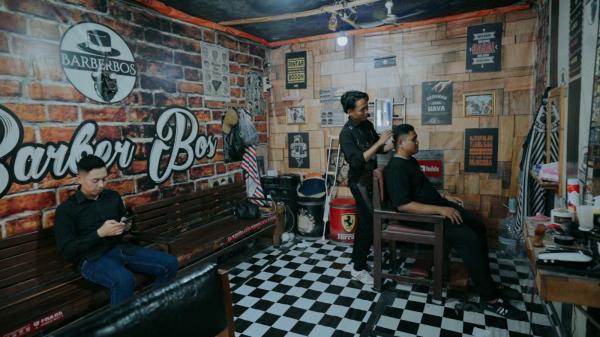 Cukur Gratis Anak Yatim, Ngatman Sukses Kembangkan Atfa Barbershop hingga Buka Cabang