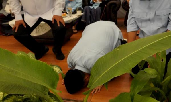 Supian Suri Sujud Syukur di Depan Ratusan Ulama, Persaingan di Pilkada Depok  Makin Ketat