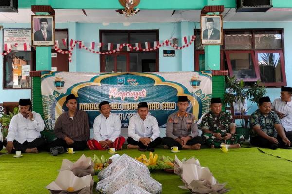 Kecamatan Pakuniran Edukasi Pegawai Tiru Tauladan Nabi Melalui Acara Maulid