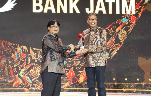 Agresif Lakukan Transformasi, Bank Jatim Sabet Dua Penghargaan