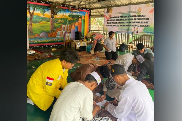 Ubah Sampah Kulit Telur Bernilai Ekonomi, Pengmas Vokasi UI Sasar Santri di TPST Bantar Gebang