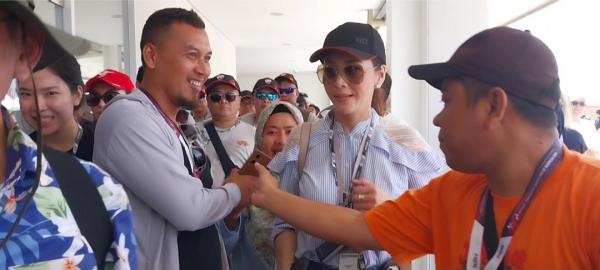 Kesan Artis dan Penyanyi Cantik Maia Estianti Nonton MotoGP Mandalika 2024: Panas dan Mantap