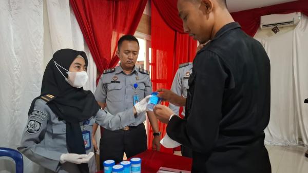 Komitmen Perangi Narkoba, Petugas Lapas Cilegon Diperiksa Tes Urine