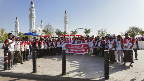 Alfamart Berangkatkan Ibadah Umrah Puluhan Karyawan Terbaik dan Berprestasi