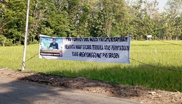 Heboh! Spanduk Bertuliskan PNS Sragen Ditujukan ke Mantan Bupati Agus, Suruh Minta Maaf Terbuka