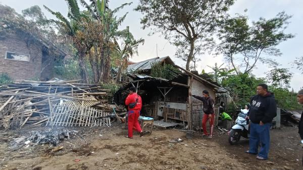 Anggota DPRD Garut Bantu Didi Seorang Lansia Duafa di Karangpawitan