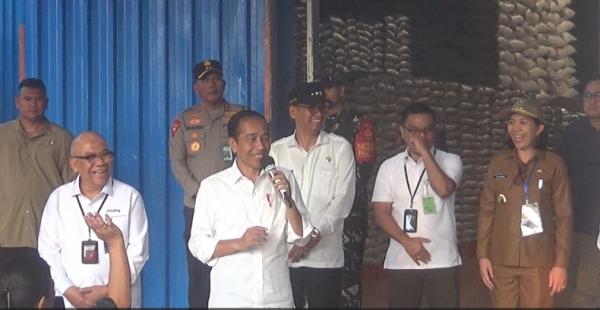 Didampingi Dirut Bulog, Presiden Jokowi Bagi Paket Bantuan Pangan pada 525 KPM di Sumba Barat