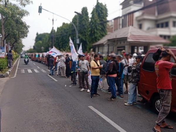 Ratusan Sopir Angkot Geruduk Gedung DPRD Kota Bekasi, Minta Biskita Dihentikan