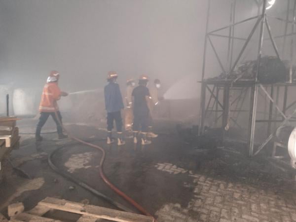 Gudang Kayu PT Pusat Transformasi Bersama di Gresik Ludes Terbakar