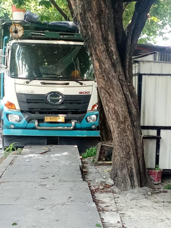 Pengenudi Mengantuk, Dump Truk Hino Seruduk Empat Sepeda Motor di Cerme, Gresik