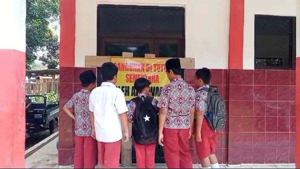 Aksi Heroik Alumni SD Senangsari: Bongkar Segel Kelas yang Bikin Murid Terpaksa Belajar di Luar