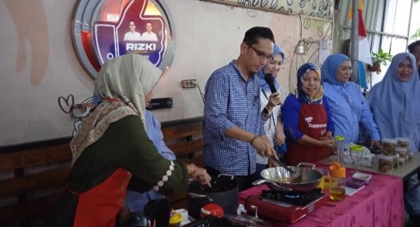 Rico Waas Ditodong Masak Nasi Goreng Oleh Relawan SAH-Rizki