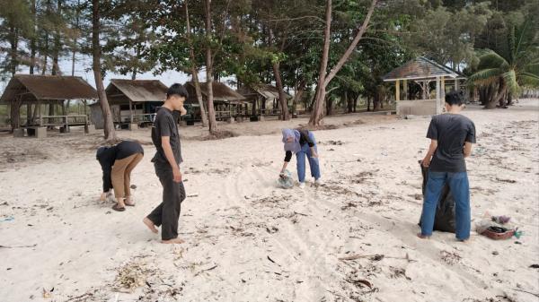 Etika Lingkungan dan Tanggung Jawab Moral dalam Aksi Bersih Pantai Temberan Mahasiswa Hukum UBB