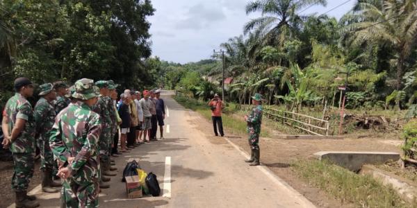 Puluhan Prajurit TNI Bantu Korban Banjir di Bengkulu Utara 