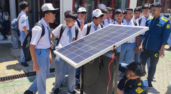 Mahasiswa UMM Perkenalkan Pembangkit Listrik Tenaga Surya di Sekolah Kejuruan