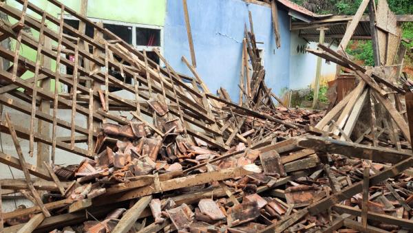 Diterjang Hujan Badai, 2 Rumah di Sukamantri Ciamis Ambruk