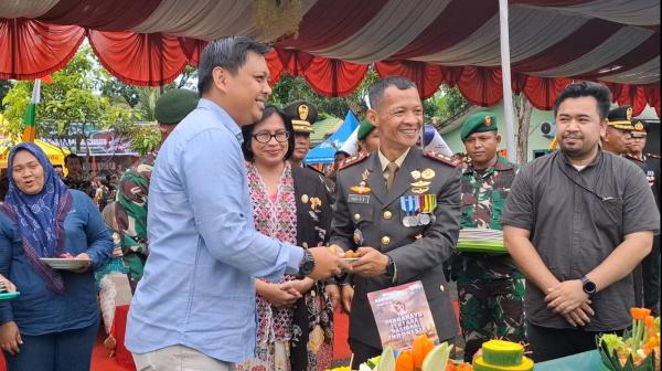 HUT TNI, BRI Rantauprapat Berikan Tumpeng ke Dandim 0209/LB