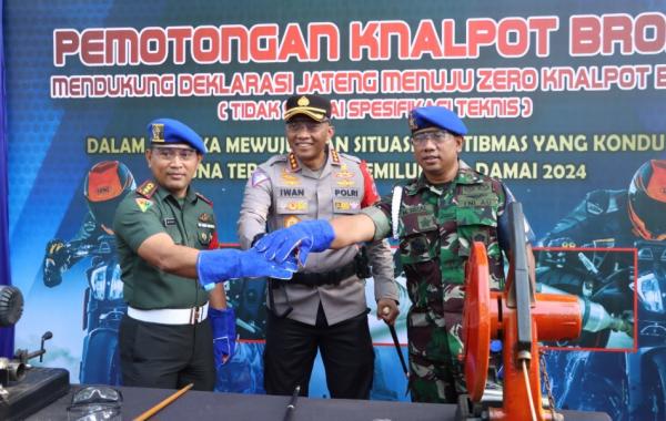 Disaksikan Masyarakat, Polresta Surakarta Musnahkan Ribuan Knalpot Saat CFD