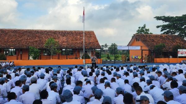 Polsek Cibeureum Sosialisasikan Larangan Knalpot Brong dan Geng Motor di SMKN 4 Kota Tasikmalaya