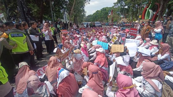 Ratusan Guru PAUD, TK dan Sekolah Tingkat Dasar Gelar Aksi Unjuk Rasa di Pemkab Bojonegoro