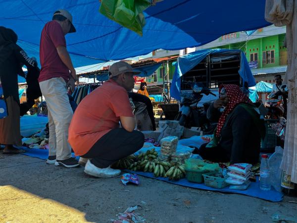 FOTO: Zainal Abidin Turun ke Pasar Wonomulyo, Dengarkan Keluh Kesah Warga dan Janjikan Aksi Nyata