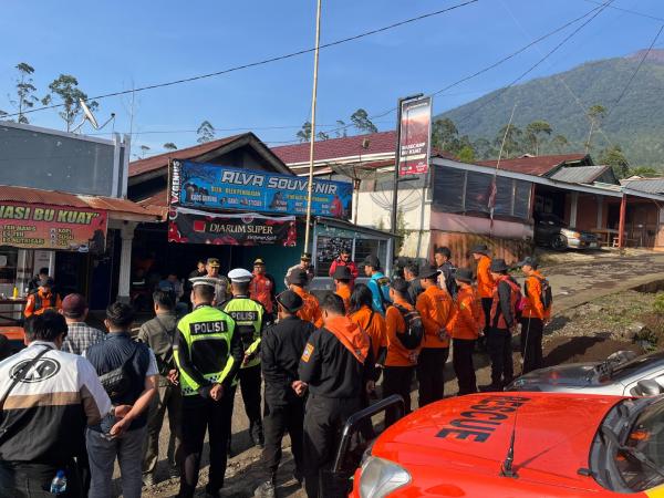 Pendaki Perempuan Hilang di Gunung Slamet Ditemukan Selamat