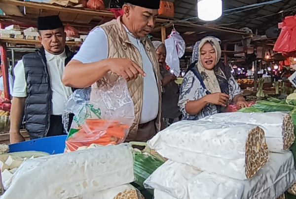 Video Momen H Abdul Rahman dan H Andi Muhammad Guntur Disambut Antusias di Pasar Angso Duo