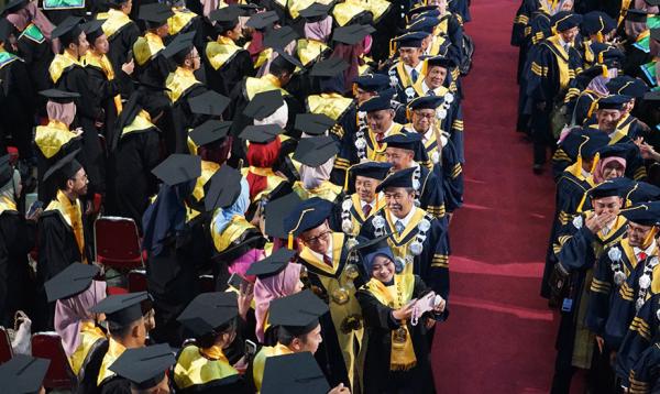 Wisuda 991 Lulusan, Rektor Unnes Beri Pesan Menyentuh ke Wisudawan